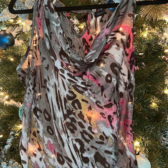 Gorgeous Size Large runs like Medium Contemporary Leopard Top - Picture 1 of 1